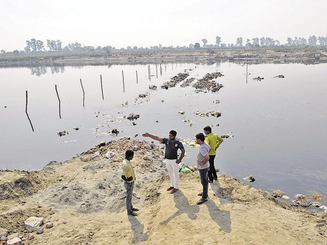 Workers of Dinesh Tyagi, who is facing legal action, are still continuing their work on another bridge in Faridabad. (Burhaan Kinu/HT Photo) Workers of Dinesh Tyagi, who is facing legal action, are still continuing their work on another bridge in Faridabad. (Burhaan Kinu/HT Photo)