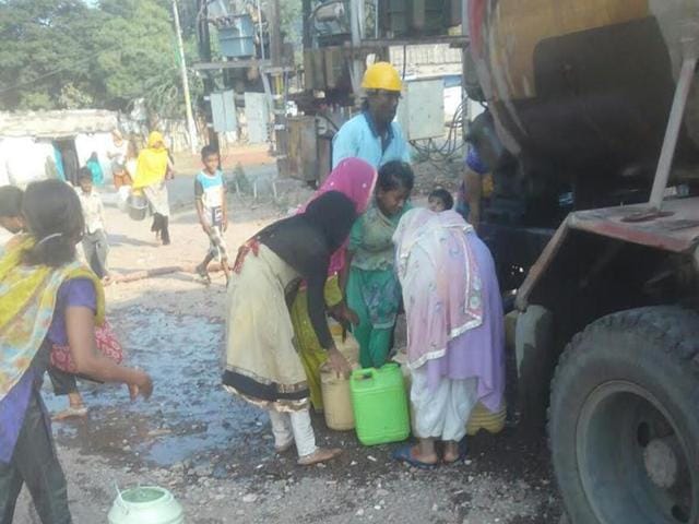 Residents collect water during the relaxation in curfew in Khargone. (HT photo) Residents collect water during the relaxation in curfew in Khargone. (HT photo)