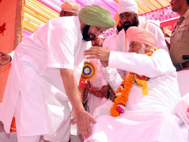 Amritsar MP Captain Amarinder Singh seeking blessings of Sant Niranjan Dass, the head of Dera Ballan, during a function at Guru Ravidas Temple in Patiala on Saturday. Amritsar MP Captain Amarinder Singh seeking blessings of Sant Niranjan Dass, the head of Dera Ballan, during a function at Guru Ravidas Temple in Patiala on Saturday.