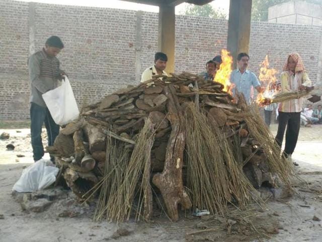 People from Dawal Baidi Mohalla, Sendhwa, cremate Sitaram at the Sendhwa crematorium on Saturday. (HT photo)