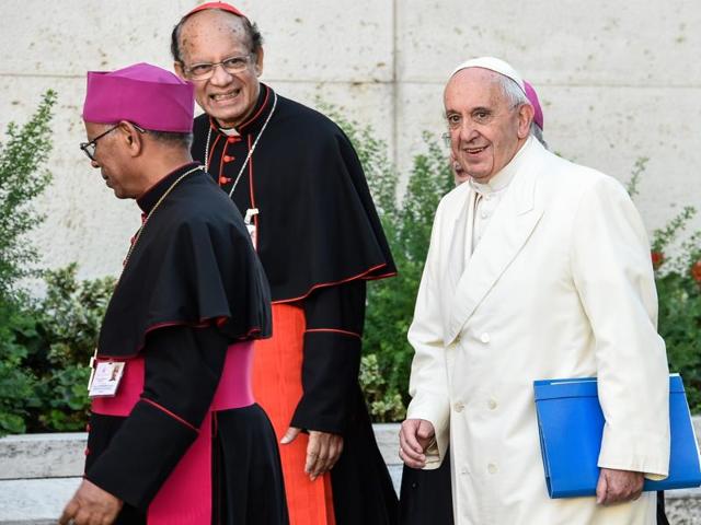 Pope Francis (R) looks on during his arrival with cardinals and bishops for the morning session of the last day of the Synod on the Family at the Vatican on October 24, 2015. (AFP Photo) Pope Francis (R) looks on during his arrival with cardinals and bishops for the morning session of the last day of the Synod on the Family at the Vatican on October 24, 2015. (AFP Photo)