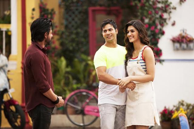 SRK interacting with Varun, Kriti on Dilwale sets. (Red Chillies Entertainment)