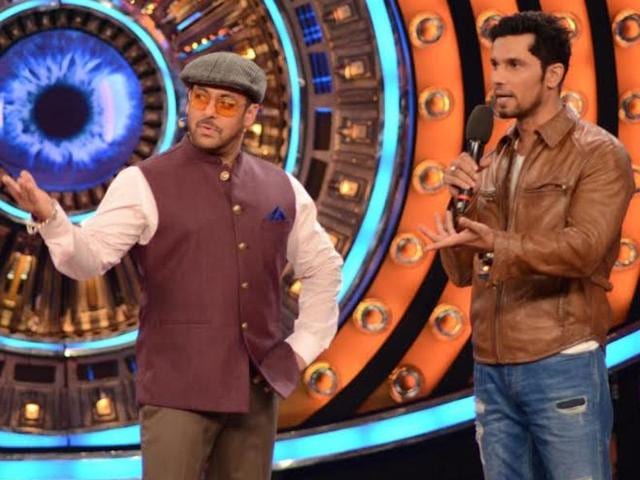 Randeep visited Salman Khan on the sets of Bigg Boss 9 to promote Main Aur Charles. (COLORS TV)