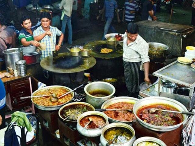 There are about 20,000 eateries in the district, but as many as 8,000 food operators are operating without proper licences and are violating safety norms.(Livemint Photo) There are about 20,000 eateries in the district, but as many as 8,000 food operators are operating without proper licences and are violating safety norms.(Livemint Photo)