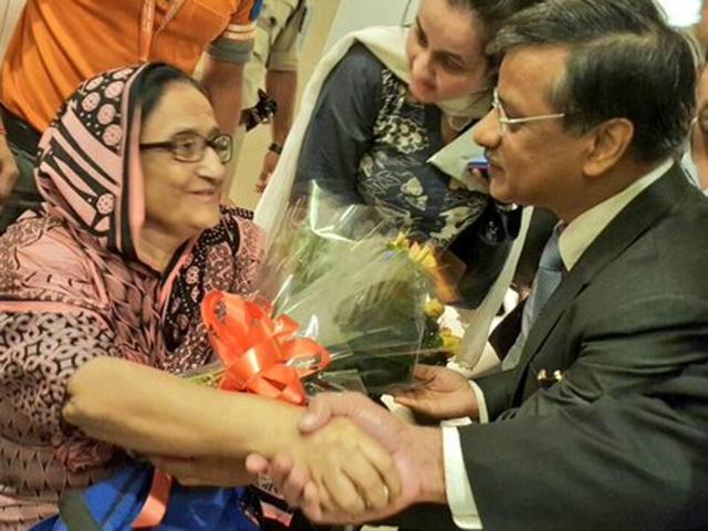 Bilqees Edhi of the Karachi based Edhi Foundation is greeted by Gopal Baglay, India’s former deputy high commissioner to Pakistan at the Indira Gandhi International Airport in New Delhi. (Photo: @MEAIndia)