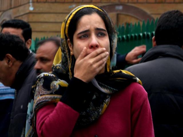 A woman cries as she along with others rushed out of buildings following an earthquake in Srinagar. (Waseem Andrabi/ Hindustan Times)