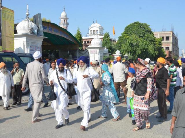 Devotees near SGPC office in Amritsar after an earthquake on Monday. (HT Photo )