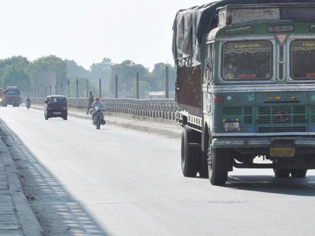 Drivers of trucks and tippers full of goods and grain got a big relief, as they were stuck at the dharna spots for the last 11 days. As soon as the dharnas were lifted, they left for their destinations. (HT Photo)