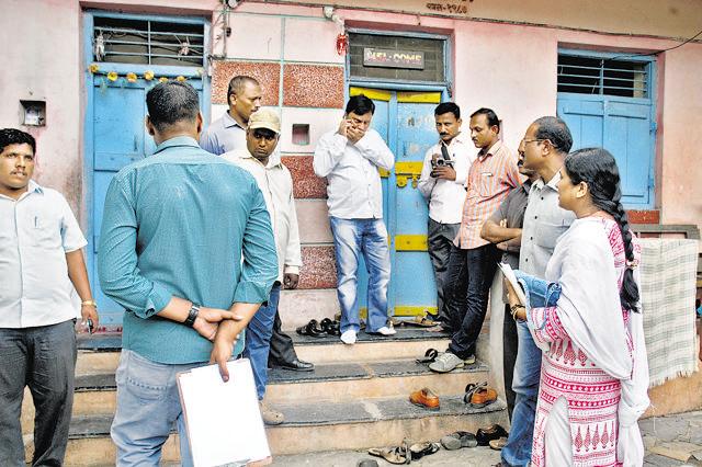 Officials of Sangli Police at Sameer Gaikwad's house for investigation. Gaikwad is one of the accused in Govind Pansare murder case in Sangli. (HT Photo/Uday Deolekar)
