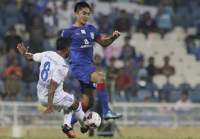 Bikramjit Singh of FC Goa, left, and Sunil Chhetri vie for the ball. (Pratham Gokhale/HT Photo) Bikramjit Singh of FC Goa, left, and Sunil Chhetri vie for the ball. (Pratham Gokhale/HT Photo)