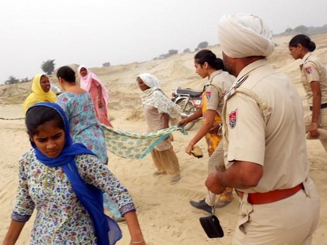 Policemen stopping BKU (Ekta-Ugrahan) activists from marching towards Gurdwara Tittarsar Sahib in Bathinda on Sunday.(HT PHOTO) Policemen stopping BKU (Ekta-Ugrahan) activists from marching towards Gurdwara Tittarsar Sahib in Bathinda on Sunday.(HT PHOTO)