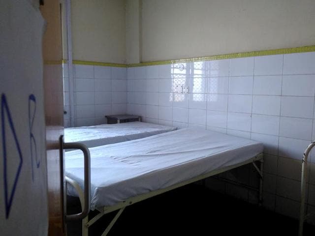 An empty dengue ward at a hospital in New Delhi. (Saumya Khandelwal/HT Photo) An empty dengue ward at a hospital in New Delhi. (Saumya Khandelwal/HT Photo)