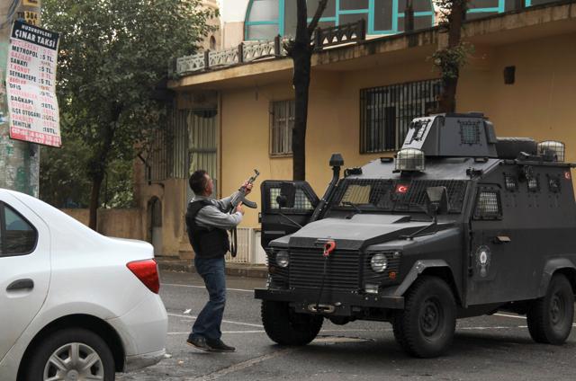 A member of the Turkish police special forces takes part in a security operation in Diyarbakir (REUTERS) A member of the Turkish police special forces takes part in a security operation in Diyarbakir (REUTERS)
