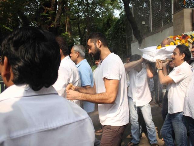 Mumbai: Actor Abhay Deol during the funeral of actor Ajit Deol in Mumbai on Oct 24, 2015. (Photo: IANS) (IANS)