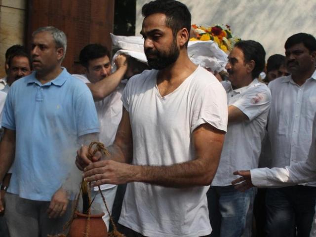Abhay Deol and Sunny Deol during the funeral of Ajit Deol in Mumbai. (IANS)