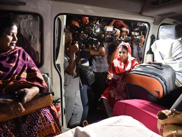 Deaf-mute Indian woman Geeta enters a van before leaving for the airport from the EDHI Foundation in Karachi. (AFP Photo)