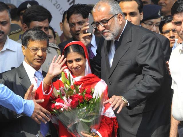 Faisal Edhi, left, head of Edhi Foundation, presents a bouquet of flowers to Geeta prior her departure from Karachi, Pakistan.(AP)