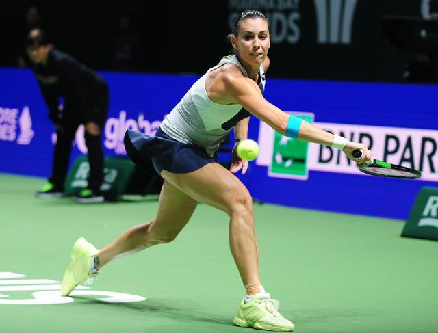 Flavia Pennetta hits a return against Simona Halep’s serve. (AFP Photo) Flavia Pennetta hits a return against Simona Halep’s serve. (AFP Photo)