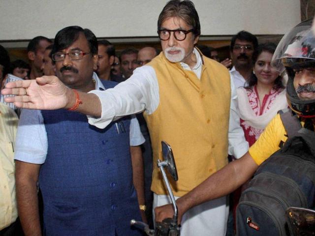 Amitabh Bachchan and Sudhir Mungantiwar, Maharashtra minister of Finance and Planning, Forest Department during the flag off of Tiger Conservation Bike Rally, in Mumbai. (PTI)