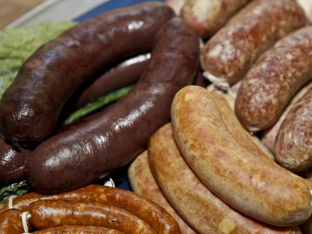 <p>The World Health Organization's (WHO) cancer agency says processed meats such as ham and sausage can lead to colon and other cancers, and red meat is probably cancer-causing as well.</p><p>Researchers from the WHO's International Agency for Research on Cancer (IARC) in Lyon, released an evaluation on Monday of more than 800 studies from several continents about meat and cancer.</p><p>Based on that evaluation, they classified processed meat as “carcinogenic to humans” - in the same category as cigarettes - and red meat as “probably carcinogenic to humans.”</p>