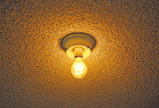 Dimming the lights may cause people to eat less. (ISTOCK)