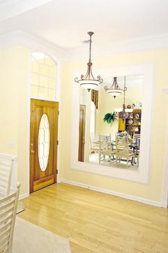 Eating in front of a mirror reduces your appetite . (ISTOCK)