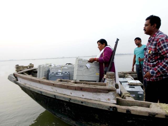 Poll officials cross the river Ganga on their way to a polling booth in Nakta Diyara in the Digha Assembly Constituency near Patna. (Arvind Yadav / HT Photo)