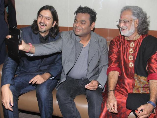 Grammy Award winners Ricky Kej, AR Rahman and Vishwa Mohan Bhatt share a light moment before the awards ceremony . (Pramod Thakur/HT photo)