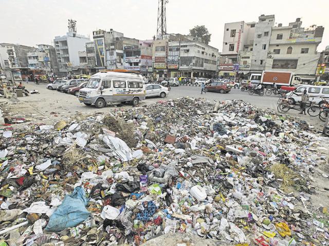 The condition of a road in the Capital when the sanitation workers were on strike. (Raj K Raj/HT File Photo) The condition of a road in the Capital when the sanitation workers were on strike. (Raj K Raj/HT File Photo)