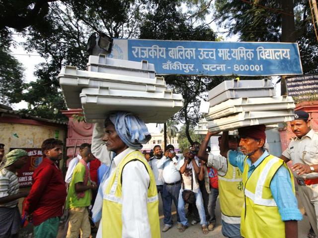 Scene outside a school in Bankipur in Patna a day before elections in Patna. (Arvind Yadav/HT Photo)