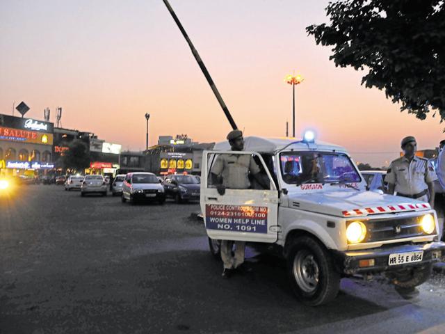 The police have deployed PCR vans in market areas across Gurgaon. A van at the Sector 29 market on Monday evening. (Abhinav Saha/HT Photo) The police have deployed PCR vans in market areas across Gurgaon. A van at the Sector 29 market on Monday evening. (Abhinav Saha/HT Photo)