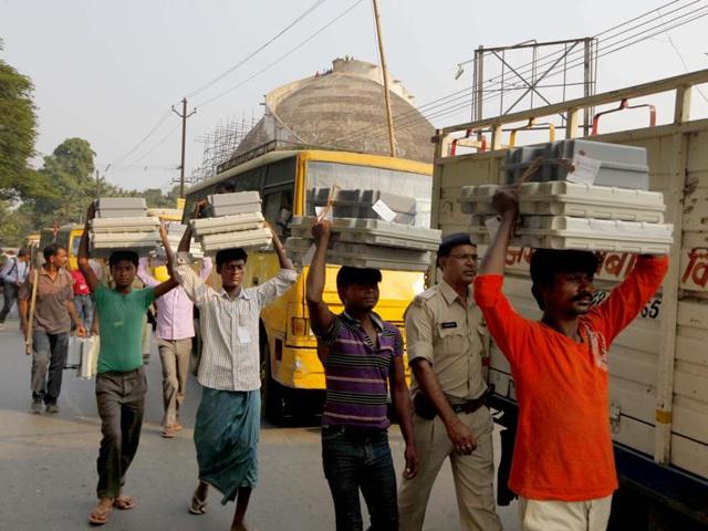 Officials carry poll equipment near Golghar in Patna . (Arvind Yadav/ HT Photo)