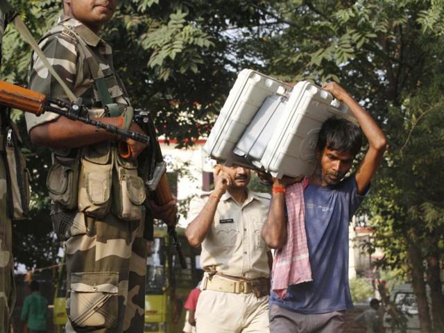 Voting has been completed for 81 seats in the first two phases on October 12 and October 16. In this picture, EVMs are being transported to a polling booth in Patna. (Arvind Yadav/ HT Photo)