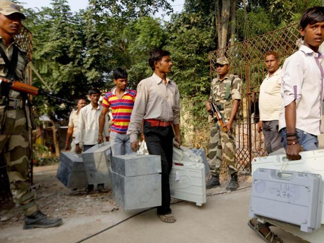 EVMs are transported to polling booths under heavy security in Patna. (Arvind Yadav/ HT Photo)