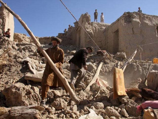 Men look for their belongings after an earthquake, in Kishim district of Badakhshan province, Afghanistan. (Reuters Photo) Men look for their belongings after an earthquake, in Kishim district of Badakhshan province, Afghanistan. (Reuters Photo)