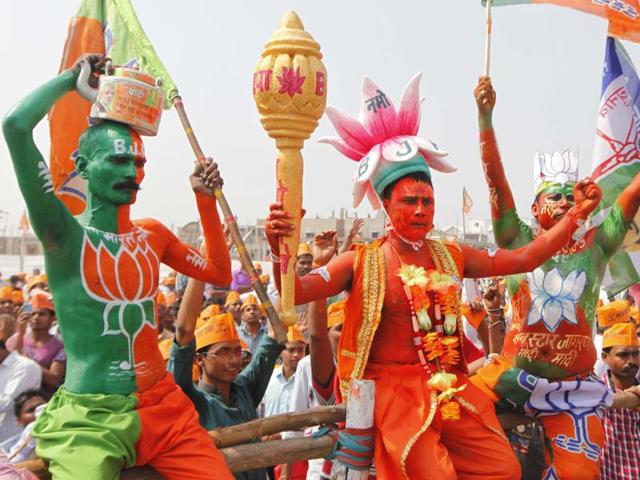 Polling officials on their way to the polling booth from Golghar for the ongoing Bihar Assembly Elections, in Patna. (Arvind Yadav/ HT Photo) Polling officials on their way to the polling booth from Golghar for the ongoing Bihar Assembly Elections, in Patna. (Arvind Yadav/ HT Photo)