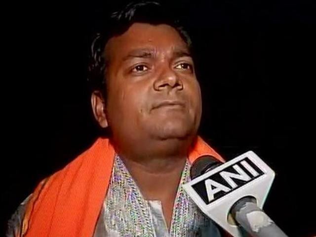 One activist, claiming to be of the Shiv Sena, said the men had done nothing wrong. (ANI Photo) One activist, claiming to be of the Shiv Sena, said the men had done nothing wrong. (ANI Photo)