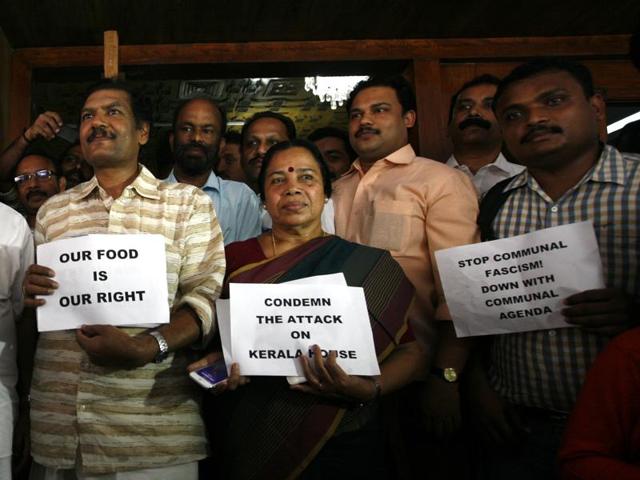 Kerala MPs protest Delhi Police action over ‘beef’ at Kerala House. (Arun Sharma/HT Photo) Kerala MPs protest Delhi Police action over ‘beef’ at Kerala House. (Arun Sharma/HT Photo)