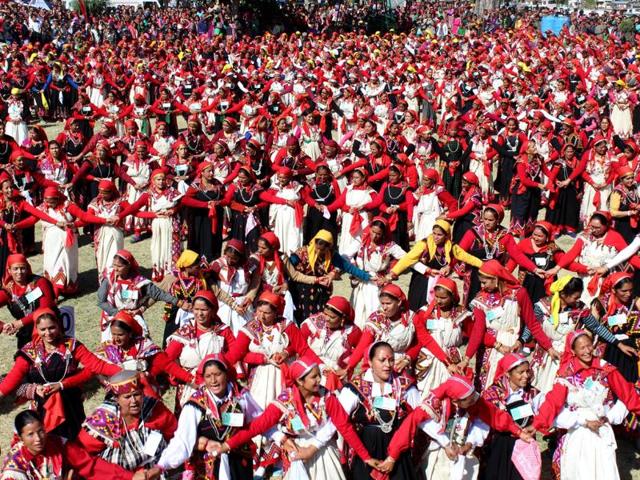 Artistes performing ‘kullvi nati’ to register their name in the Guinness Book of World Records at Dhalpur ground on Monday.  (Aqil Khan/HT) 