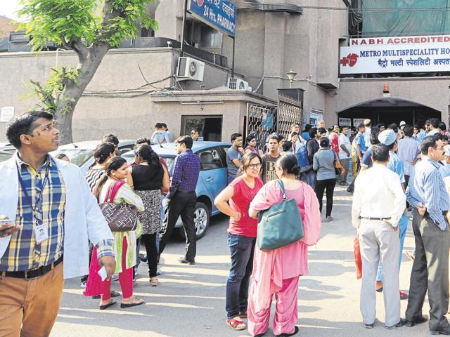 Amity University students left their classes and came outdoors after the earthquake on Monday.(PTI Photo) Amity University students left their classes and came outdoors after the earthquake on Monday.(PTI Photo)