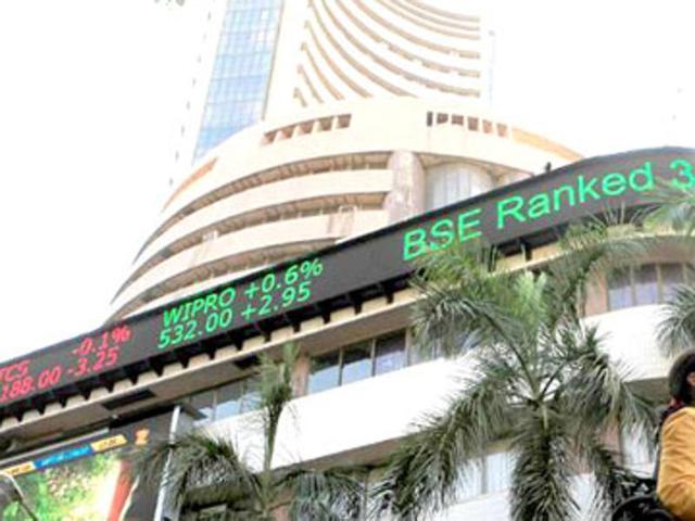 The benchmark BSE Sensex fell over 106 points in early trade on Tuesday(HT Photo)