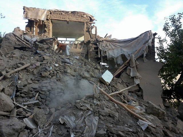 An Afghan man digs through the rubble of a damaged building after a powerful earthquake in Raman Kheel village in Panjshir valley on October 26, 2015. (AFP Photo) An Afghan man digs through the rubble of a damaged building after a powerful earthquake in Raman Kheel village in Panjshir valley on October 26, 2015. (AFP Photo)