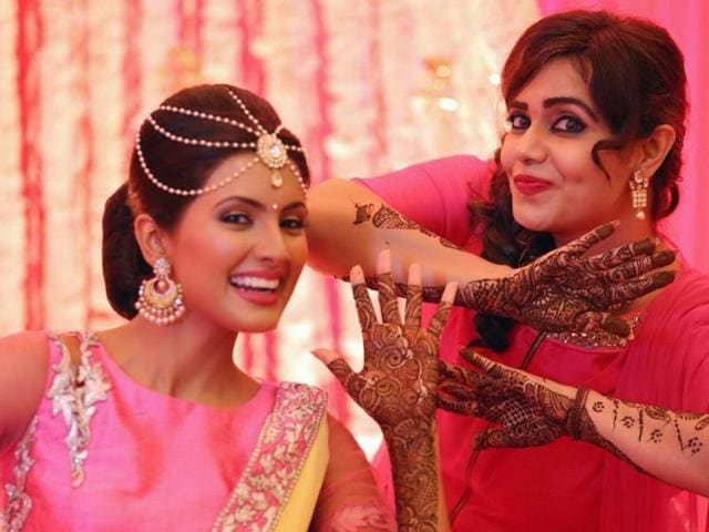 For the Mehendi ceremony, celeb designer Archana Kochhar designed a lime yellow lehenga and pink kurti with antique silver work. (Image courtesy - Israni Photography)