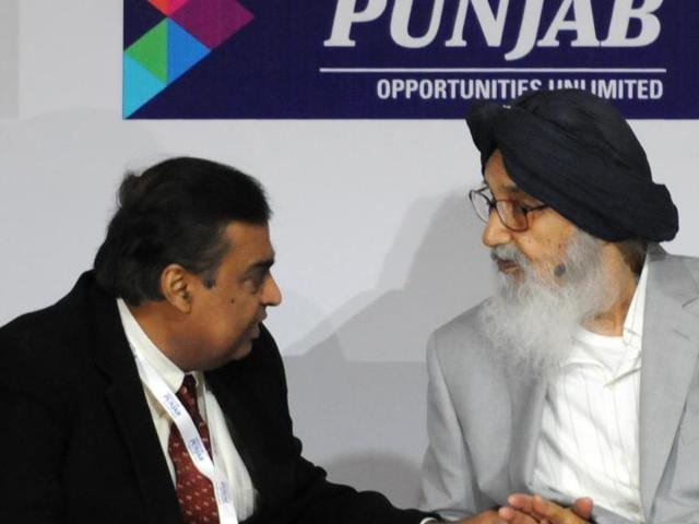 Reliance industries chairman Mukesh Ambani with Punjab CM Parkash Singh Badal during Progressive Punjab investor’s summit in Mohali.(HT Photo)