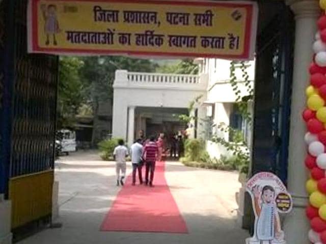 Patna recorded the lowest turnout of 16.35% by 12pm.(HT Photo) Patna recorded the lowest turnout of 16.35% by 12pm.(HT Photo)