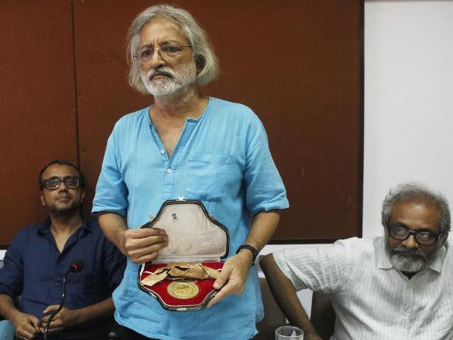 Filmmaker Anand Patwardhan shows his National Award with Dibakar Banerjee on his left and Paresh Kamdar on right.(Arijit Sen/HT Photo)