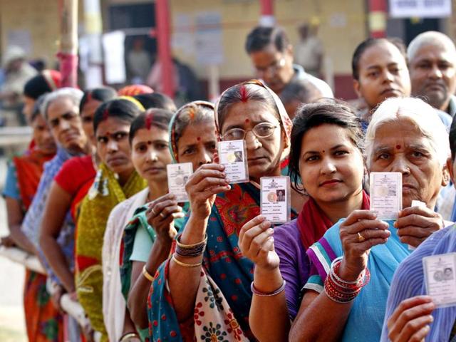Voters waiting outside DAV School, Danaput Cantt in Patna. (Arvind Yadav/HT Photo)