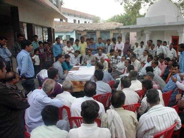Commissioner Kalpana Shrivastava meets farmers in Rehti village of Sehore district on Tuesday.(HT photo) Commissioner Kalpana Shrivastava meets farmers in Rehti village of Sehore district on Tuesday.(HT photo)