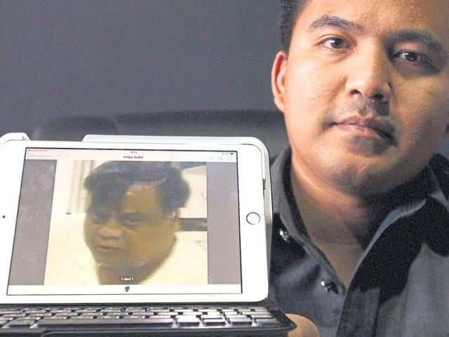 Denpasar police chief detective Reinhard Habonaran Nainggolan holds a photo of Chhota Rajan in Bali.(AP/PTI Photo) Denpasar police chief detective Reinhard Habonaran Nainggolan holds a photo of Chhota Rajan in Bali.(AP/PTI Photo)