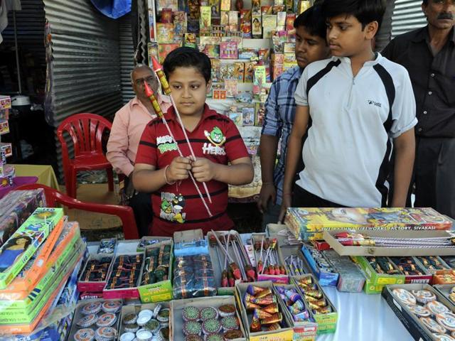 Supreme Court said that crackers cannot be used between 10 pm and 6 am while disposing of a petition calling for a blanket ban.(HT File Photo)